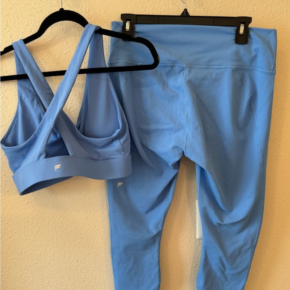 Fabletics Workout Set - Picture 4 of 4